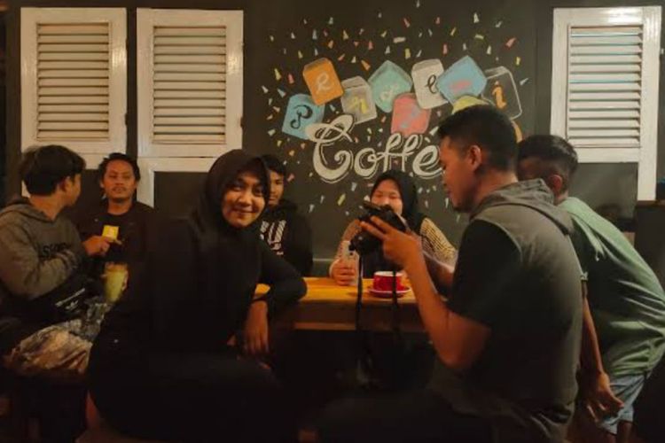 Ini 5 Zodiak Suka Banget Nongkrong Bareng Bestie