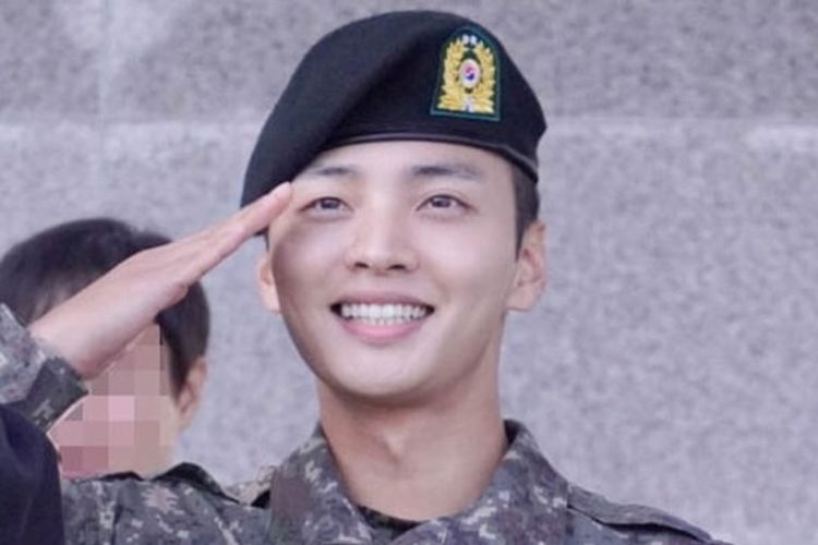 Selesaikan Pelatihan Dasar, Kim Min Jae Gabung dengan Band Militer