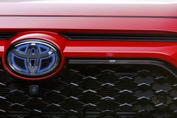 Toyota Keluarkan Lencana Baru untuk Mobil Hybridnya, Lingkaran Biru Bakal Diganti Titik Biru!