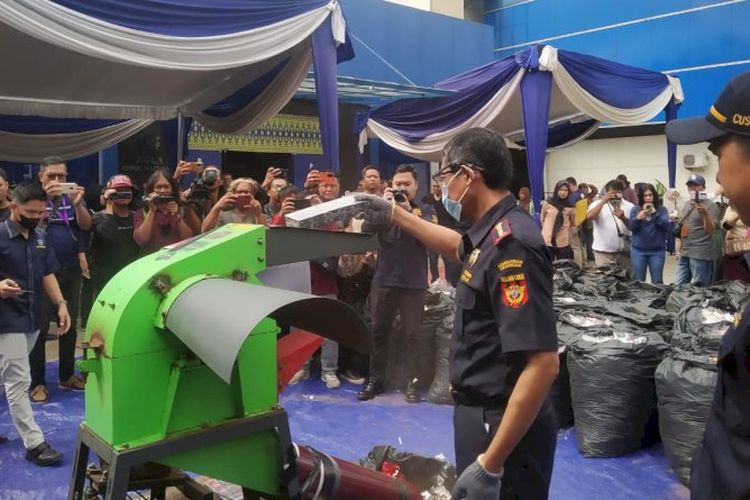 Bea Cukai Palembang Musnahkan Rokok dan Miras Ilegal Senilai Rp12,1 Miliar