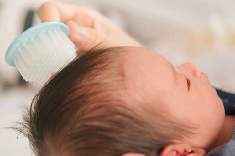 Ini 4 Cara Merawat Rambut Bayi