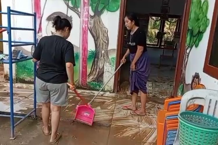 Banjir Surut, Warga dan Siswa Bersihkan Rumah dan Sekolah di Muratara