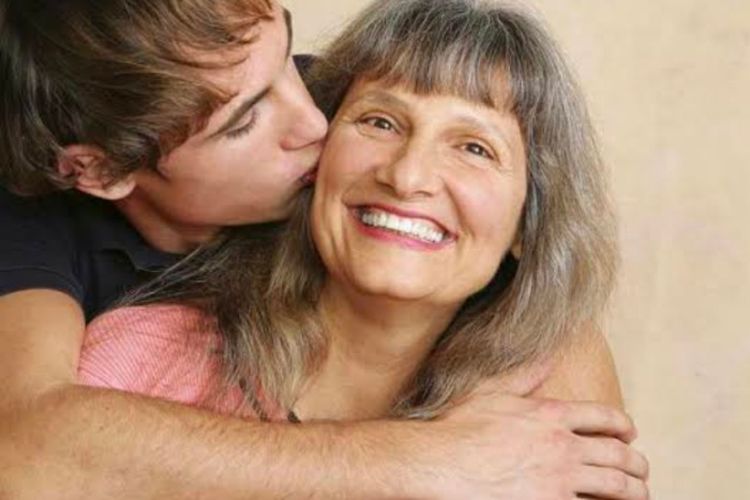 Ini 5 Zodiak Pria yang Sangat Sayang kepada Ibu