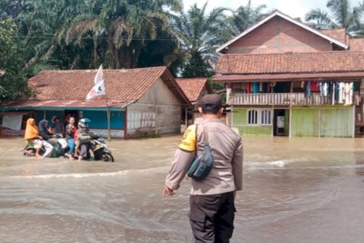 Rumah Terendam, Warga Sembatu Jaya Musi Rawas Dievakuasi ke Posko Pengungsian