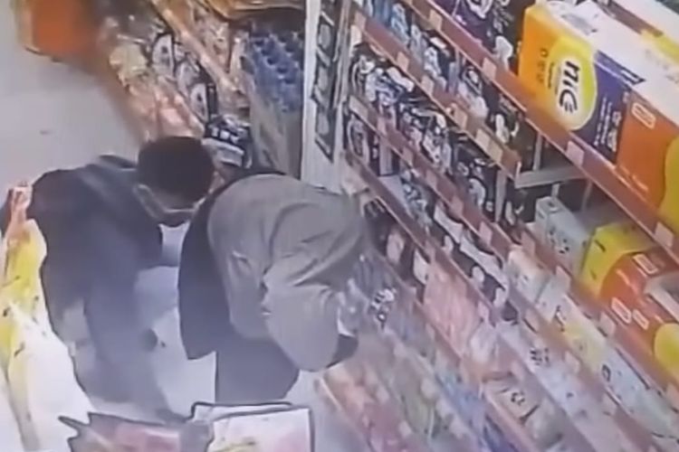 Viral! Pria Rekam Dalam Rok Wanita Terekam CCTV Minimarket Palembang