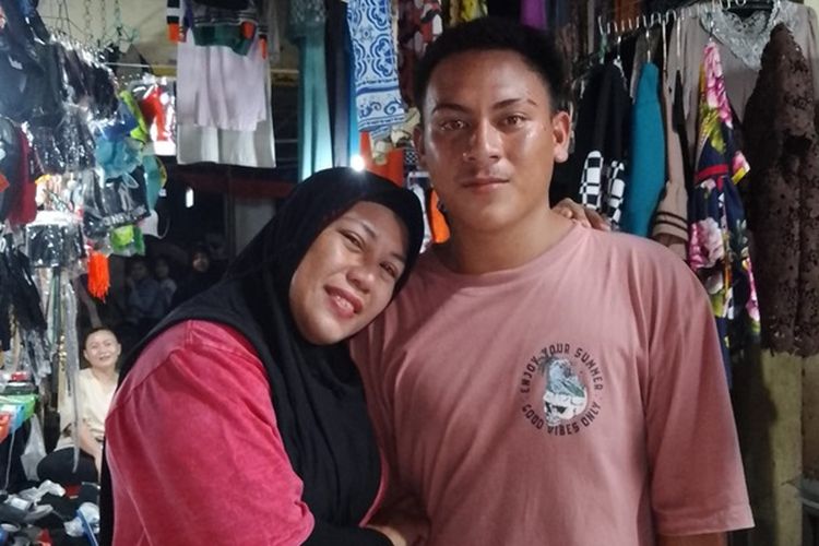 Viral, Seorang Ibu Menangis Saat Bertemu Pemuda yang Mirip Anaknya yang Sudah Meninggal