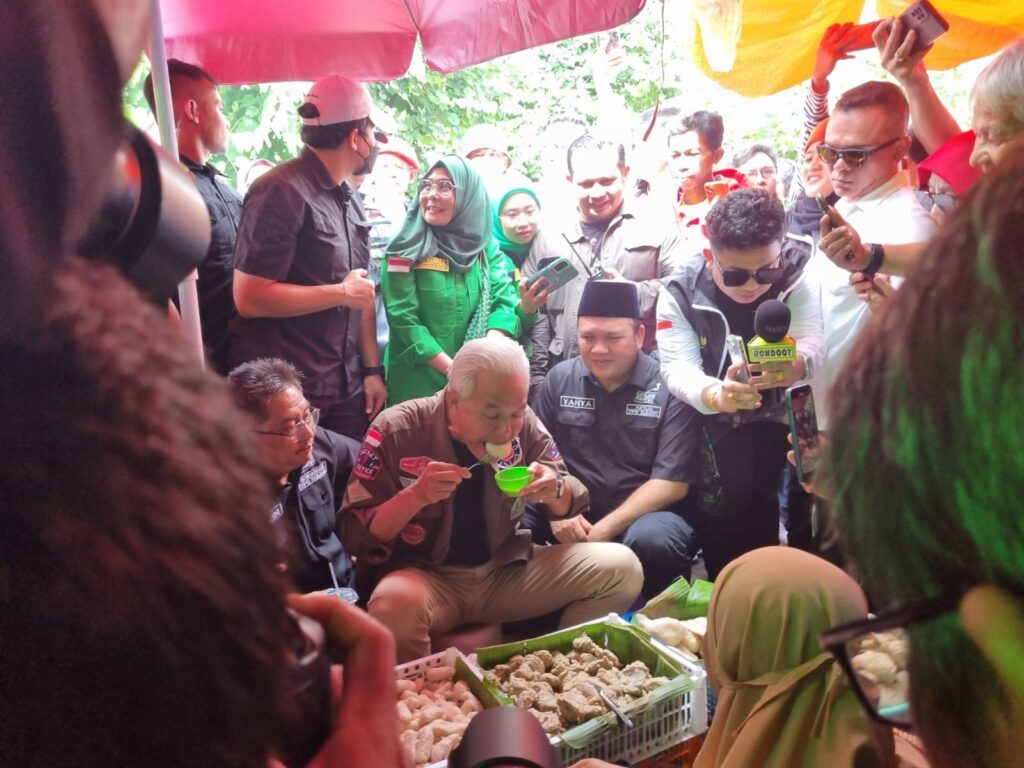 Ganjar Pranowo Menikmati Pempek saat Blusukan di Palembang