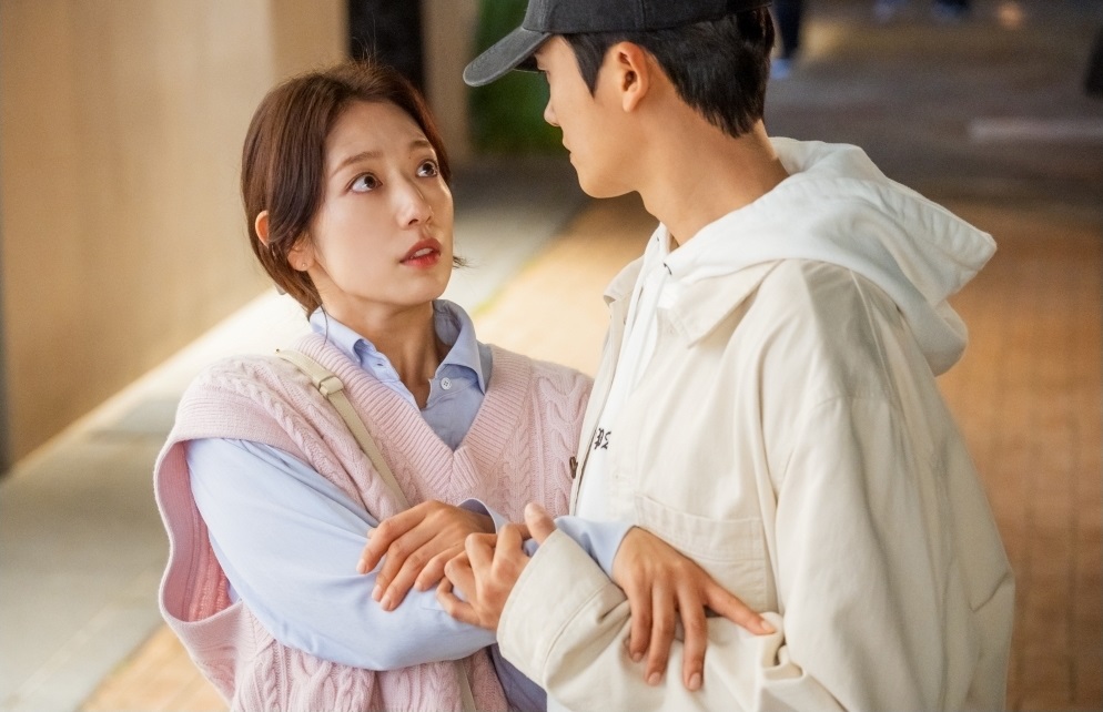 Dua Momen Romantis Park Hyung Sik dan Park Shin Hye di Doctor Slump Episode 4