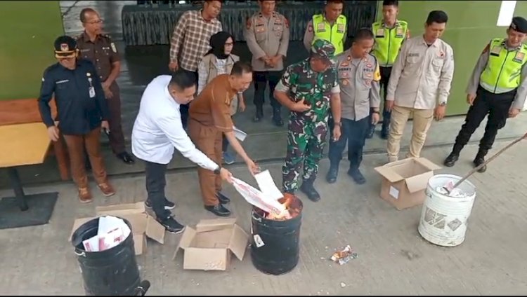 KPUD Muara Enim Musnahkan Ribuan Kertas Suara Pemilu