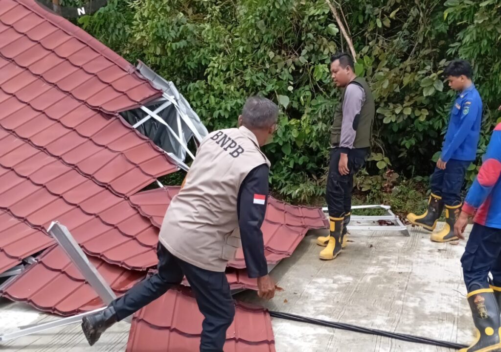 Puting Beliung Porak-poranda 26 Rumah di Prabumulih