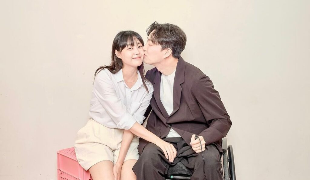 Dua Bulan Berpacaran, Song Ji Eun dan Park We Umumkan Pernikahannya