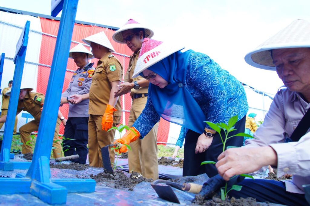 Peringati Hari Kesatuan Gerak, TP PKK Muba Lakukan Penanaman Serentak 500 Bibit Cabai
