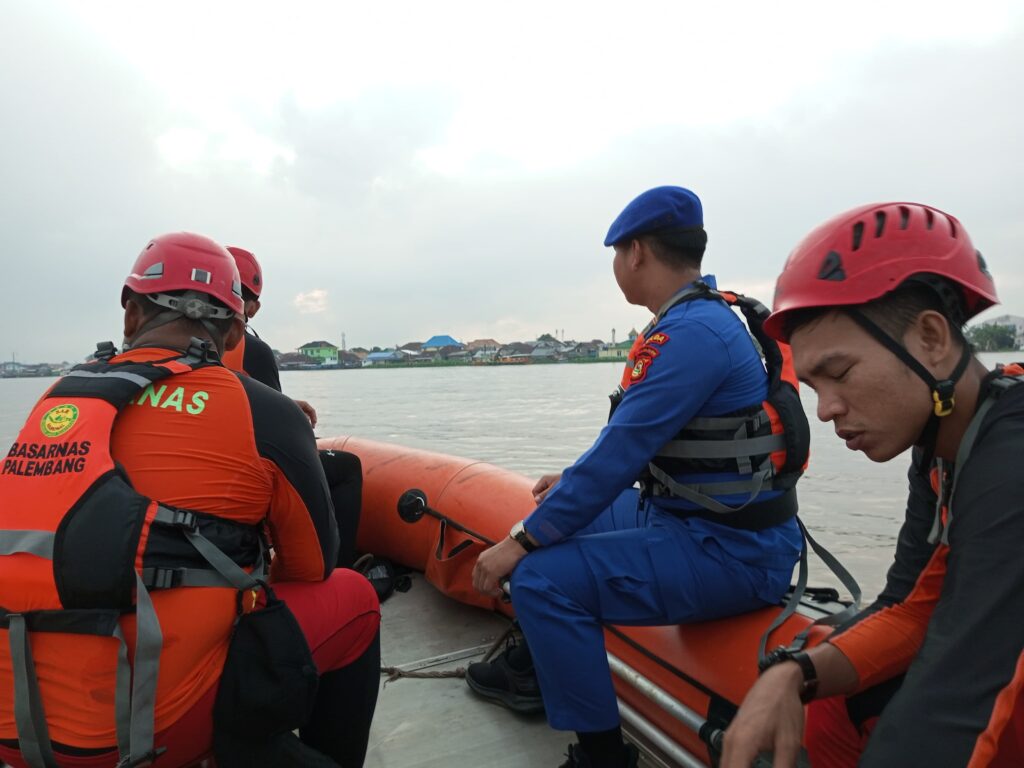 Basarnas Palembang Lakukan Pencarian Korban Ledakan Kapal Jukung di Sungai Musi