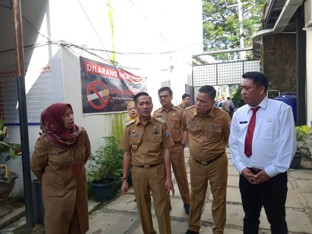 Ratu Dewa Sidak Kantor Disdukcapil dan Camat Kemuning Pasca Cuti Lebaran