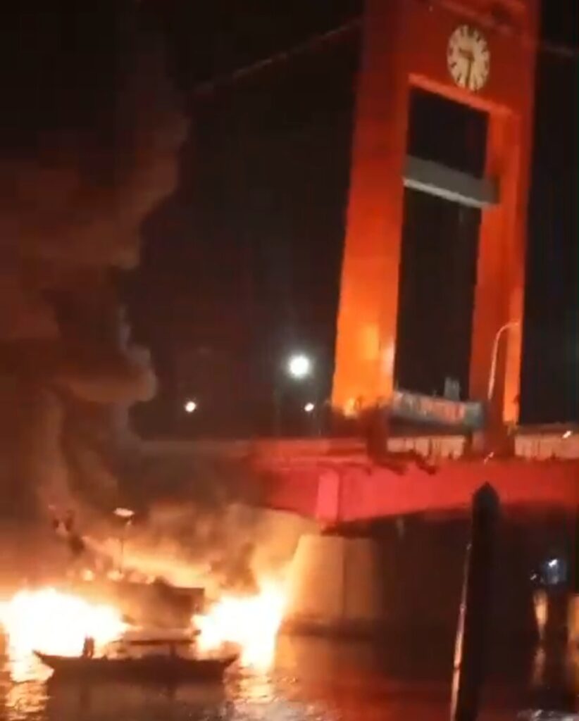 Cerita Warga saat Detik-Detik Kapal Jukung Terbakar Dekat Jembatan Ampera