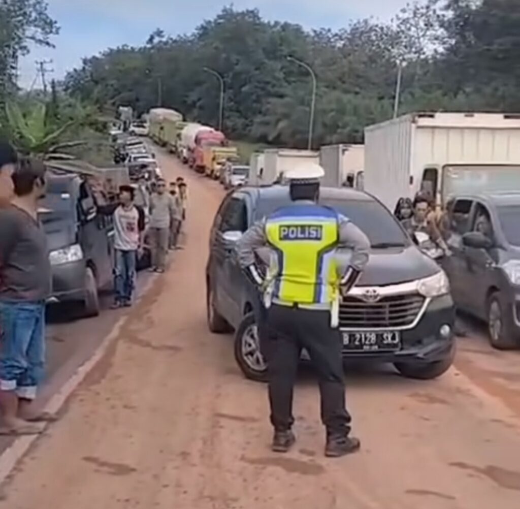 Aparat Kepolisian Berjuang Mengurai Kemacetan di Jalur Palembang-Betung