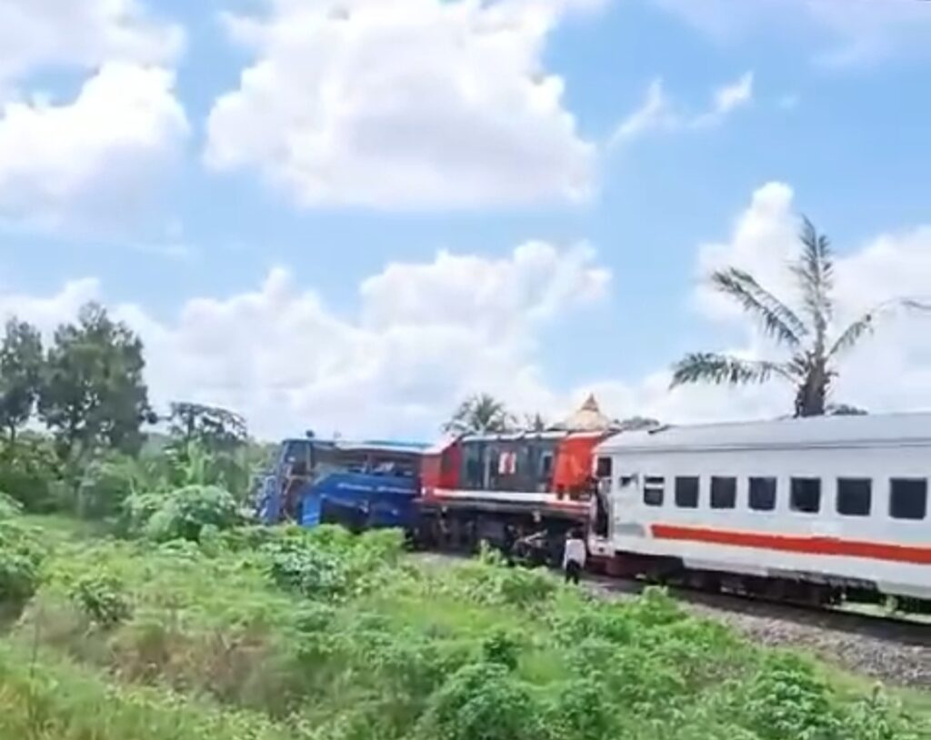 Bus Penumpang Tertabrak Kereta Api di OKU Timur, : Banyak Korban Dievakuasi ke RSUD Martapura