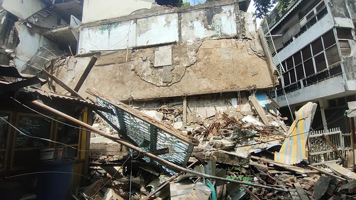 Bangunan Ruko Empat Lantai di Jalan Kepandean Palembang Roboh