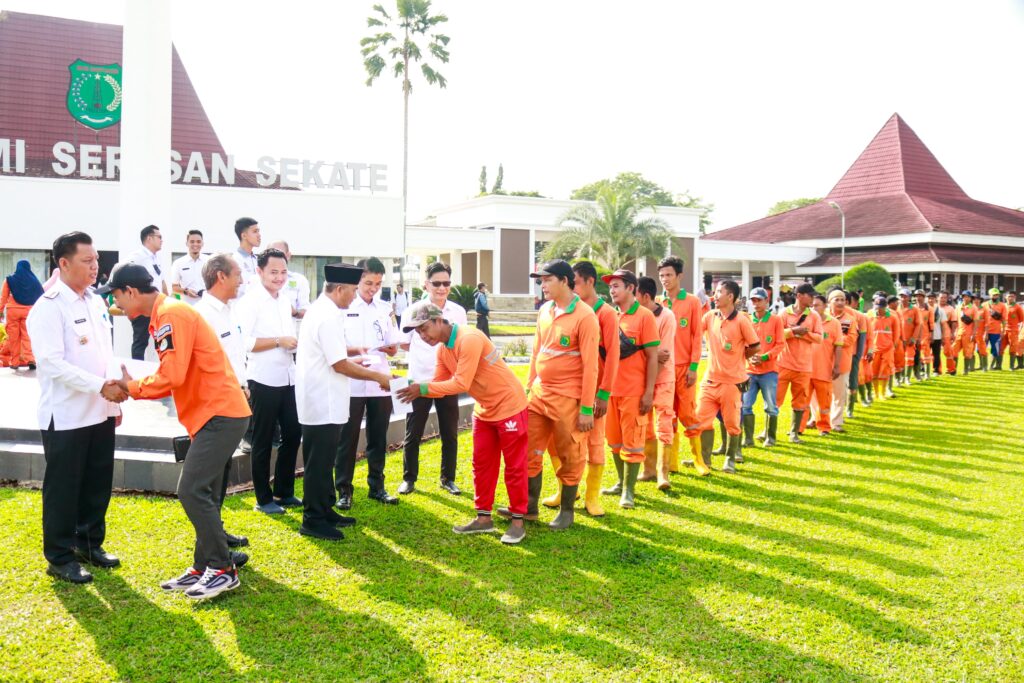 Anggarkan Dana Rp485 Juta, Ratusan Petugas Kebersihan di Muba Dapat THR