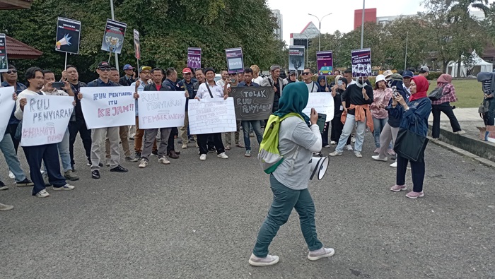 Tolak Revisi RUU Penyiaran, Koalisi Pers Sumsel Geruduk Halaman DPRD Sumsel