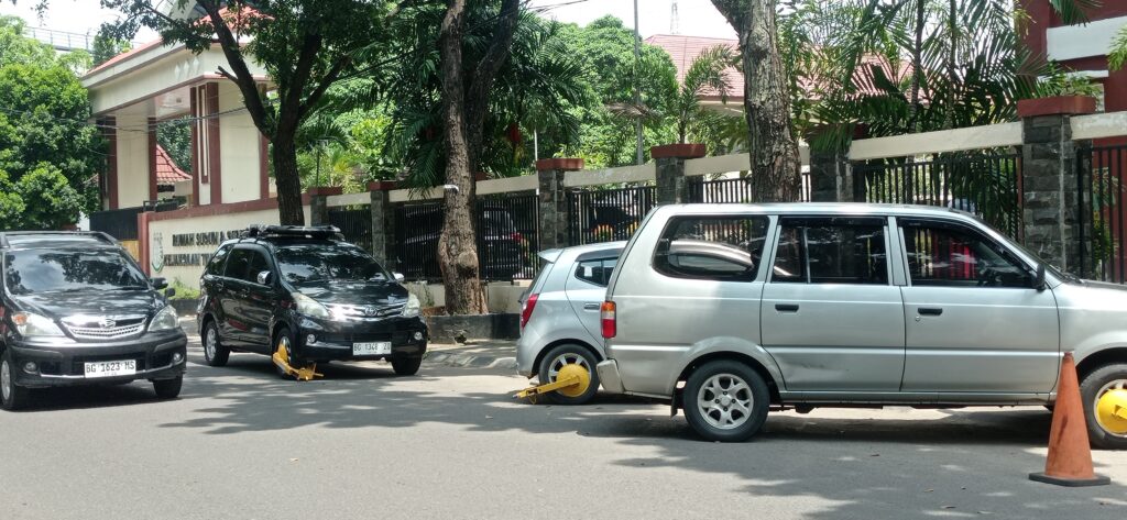 Penindakan Parkir Liar di Area Kantor Gubernur Sumsel, Sejumlah Kendaraan Dikunci Roda