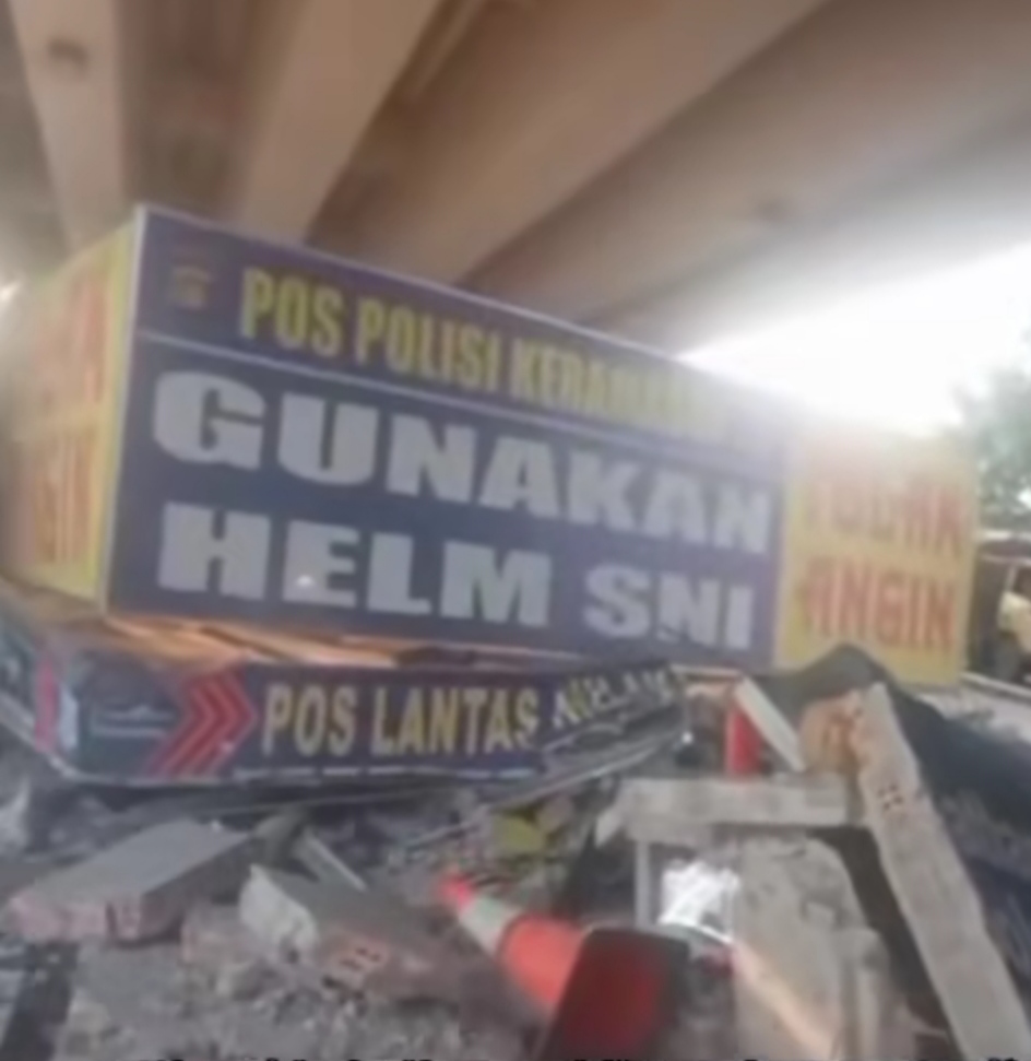 Truk Pengangkut Tanah Hantam Pos Polisi di Palembang