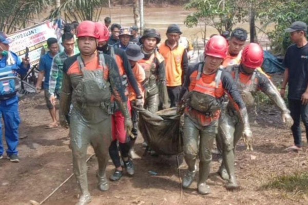 Penambang Minyak Ilegal yang Tenggelam di Sungai Dawas, Ditemukan Tewas