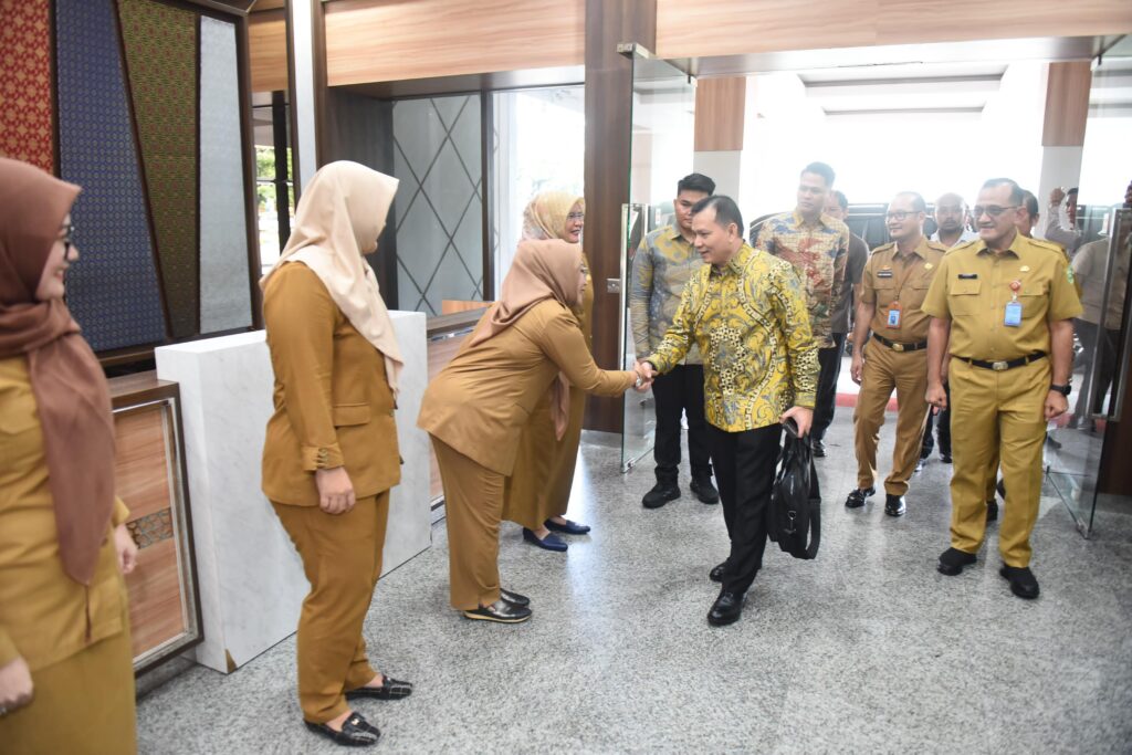 Pj Gubernur Sumsel Elen Setiadi Disambut Hangat Saat Sidak di Kantor Gubernur