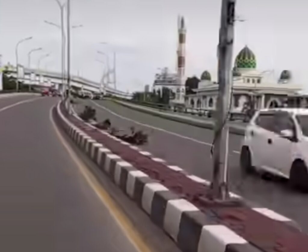 Satpol PP Buru Pelaku yang Hancurkan Pot Bunga di Trotoar Flyover Polda Sumse
