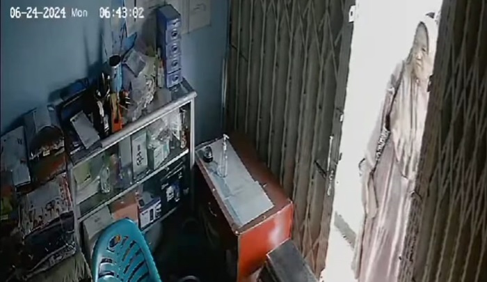 Wanita Berhijab Gasak Pakaian di Laundry Sematang Borang, Aksinya yang Terekam CCTV