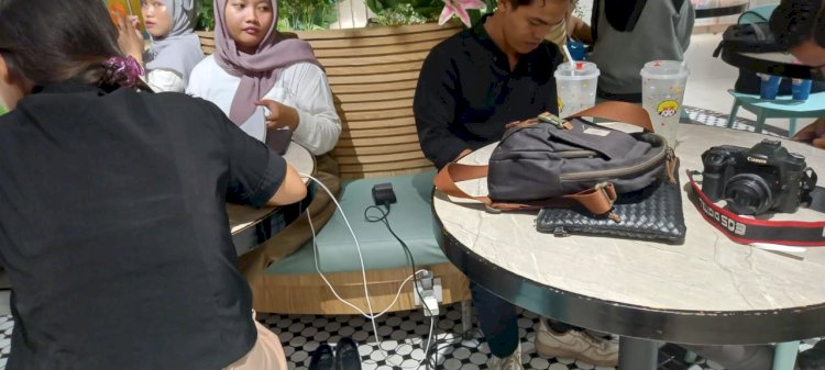 Warga Palembang Serbu Mall untuk Mengecas Handphone