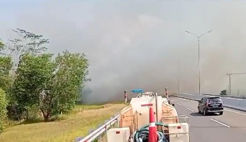 Kebakaran Lahan di Pemulutan Sebabkan Asap Tebal di Tol Palindra