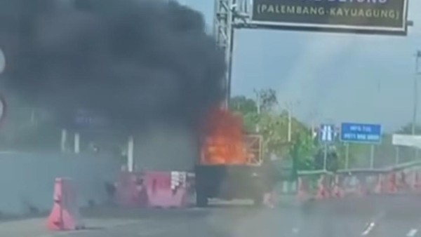 Pikap Pembawa Sepeda Listrik Terbakar di Pintu Masuk Tol Palembang-Kayuagung