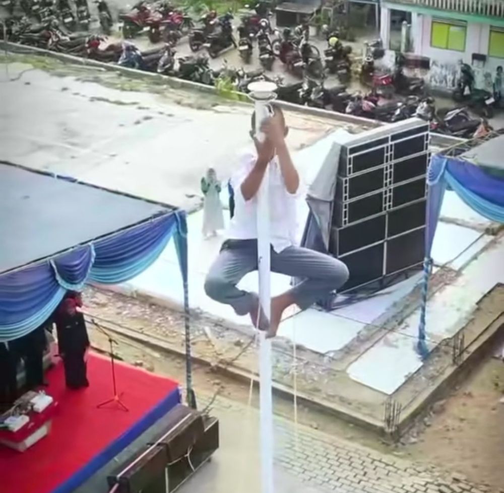 Aksi Patriotik Siswa Memanjat Tiang Bendera Saat Upacara HUT ke-79 RI di Ogan Ilir