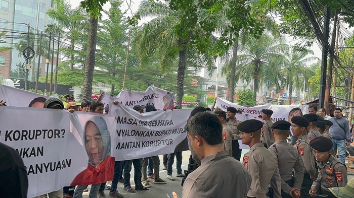 Dukung Mantan Napi Korupsi, Massa Tagih Komitmen Prabowo di DPP Gerindra Jakarta