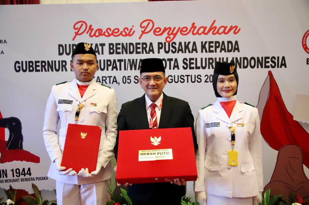Pj Sekda Sumsel Terima Duplikat Bendera Pusaka di Balai Samudra Jakarta