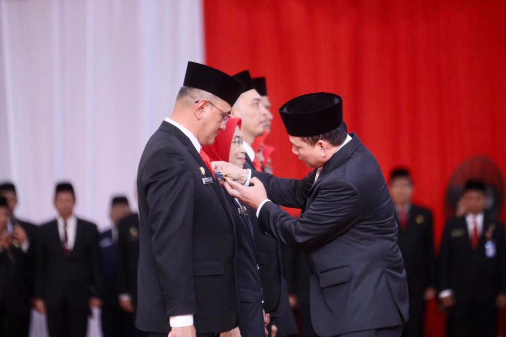 Pj Gubernur Sematkan Penghargaan Satyalancana Karya Satya Bagi 1.014 ASN Dilingkungan Pemprov Sumsel