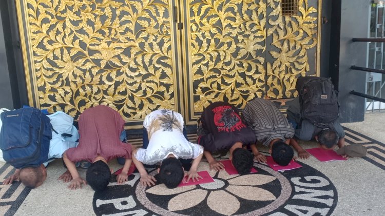 Enam Mantan Napi Sujud Syukur Usai Bebas Berkat Remisi di HUT RI ke-79