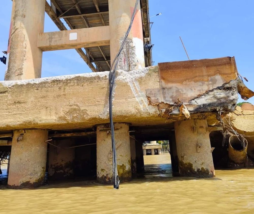 Kapal Tongkang Tabrak Pondasi Jembatan Lalan di Muba, Jalur Sungai Kembali Ditutup Sementara