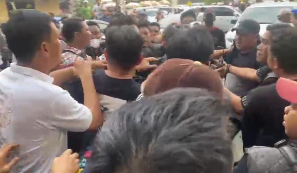 Bentrok Antara Ormas Pendukung Paslon di KPU Palembang, Satu Polisi Terluka