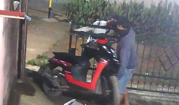 Nekat! Pelaku Curanmor Gasak Motor dalam Pagar Rumah, Aksinya Terekam Kamera