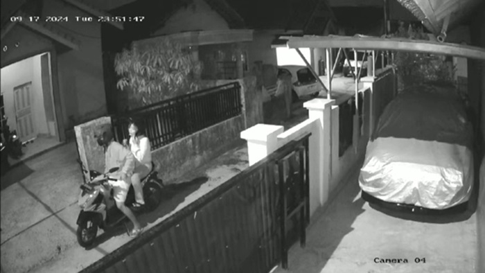 Dua Sejoli di Palembang Gasak Motor, Aksinya Terekam CCTV