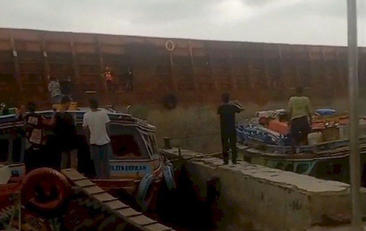 Hujan Angin, Tongkang Batubara Tabrak Tiga Kapal Jukung di Palembang, Satu Tenggelam