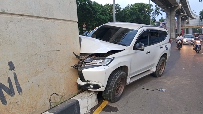 Hantam Tiang LRT Palembang, Pajero Putih Ringsek