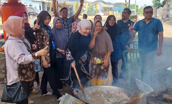 Keibuan dan Merakyat, Lucianty Masak Bareng Emak-emak di Resepsi Warga Muba