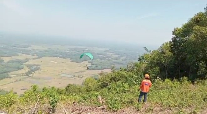Puncak Bukit Gatan, Surga Tersembunyi Bagi Pecinta Paralayang di Negeri di Atas Awan