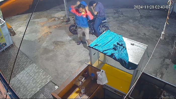 Dua Pria di Palembang Terekam CCTV Gasak Lampu di Warung