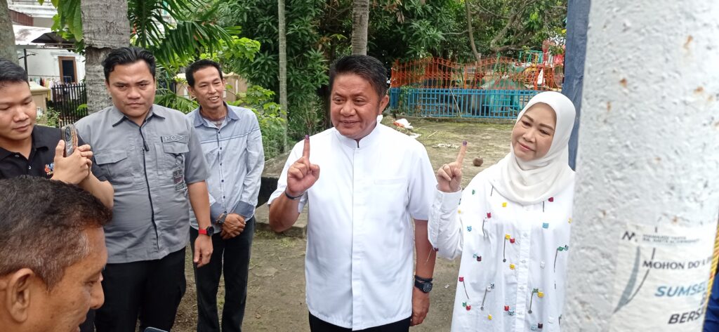 Herman Deru Coblos di TPS 27 Palembang, Optimistis Menangkan Pilgub Sumsel