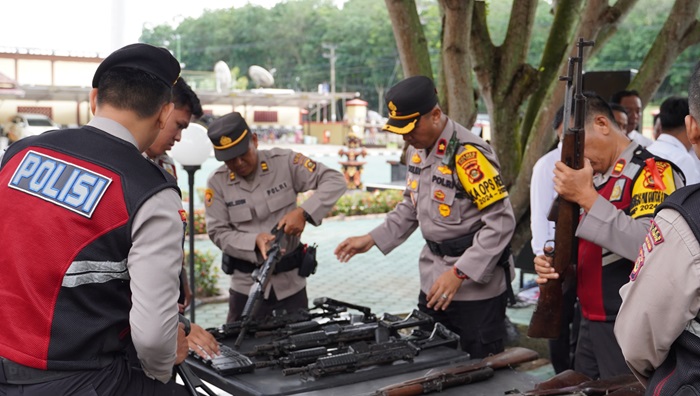 Tak Memenuhi Syarat, Dua Senpi Personel Polres OKU Timur Digudangkan