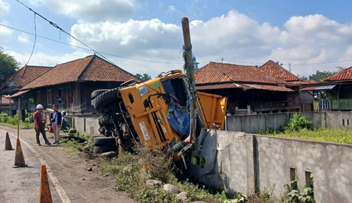 Mengantuk Saat Mengemudi, Truk Batu Bara Terguling di Desa Karang Raja